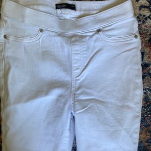 Vera Wang white jeans, Like new condition!! So cute!